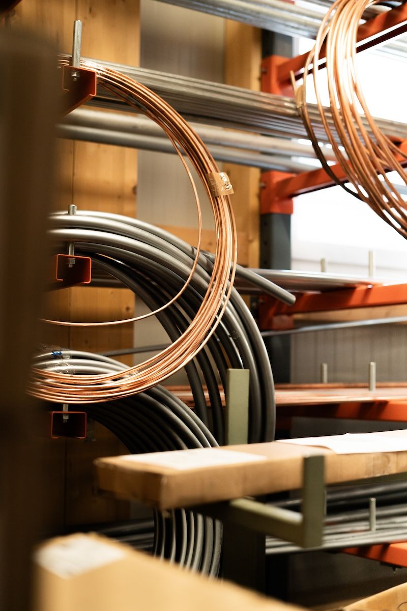 Kupfer- und Metallrohre auf einem Lagerregal